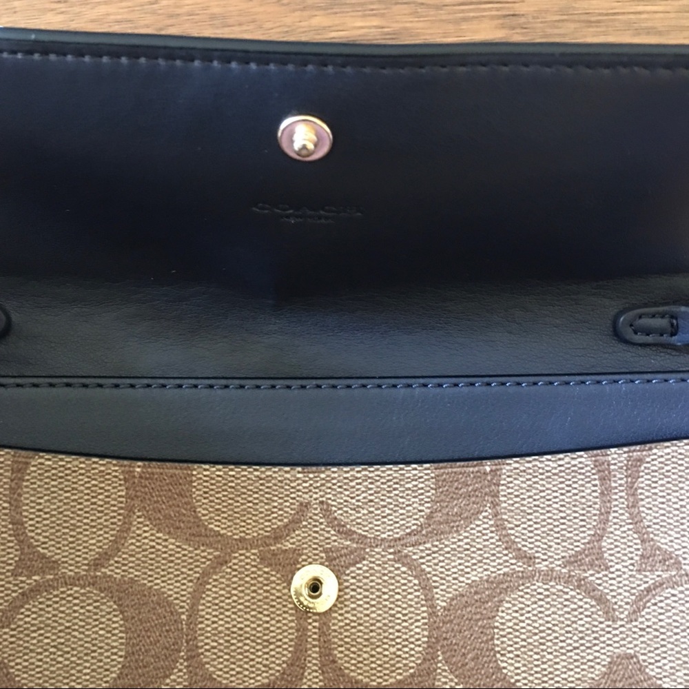 SALE!! Coach Wristlet comes in original box - Picture 8 of 16